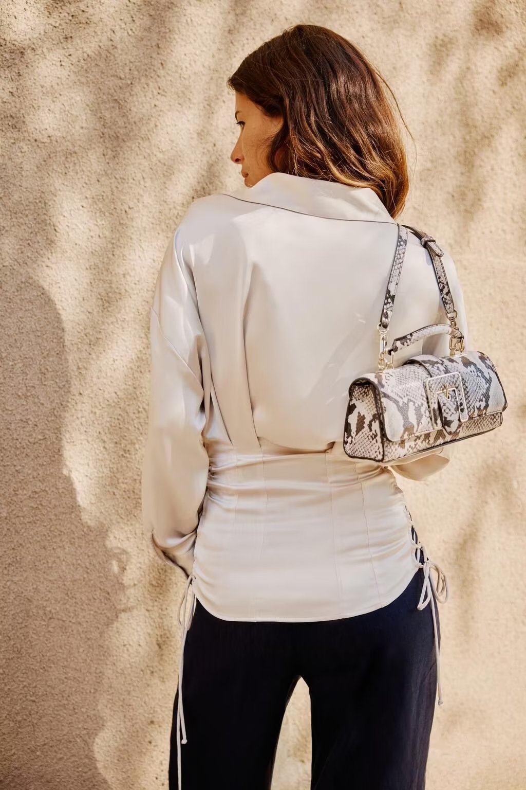 Chemisier en satin à manches longues et lacets pour femme coupe ajustée d'automne