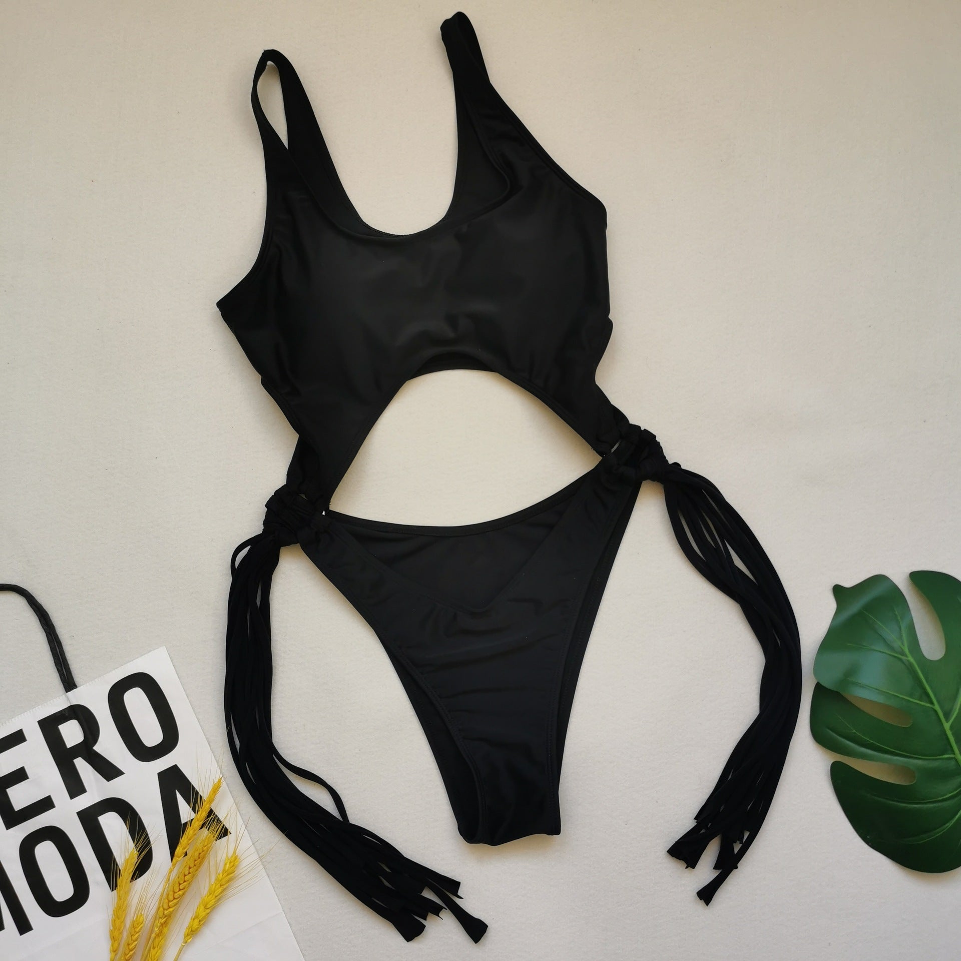 Maillot de bain une pièce sexy à pompons de couleur contrastante