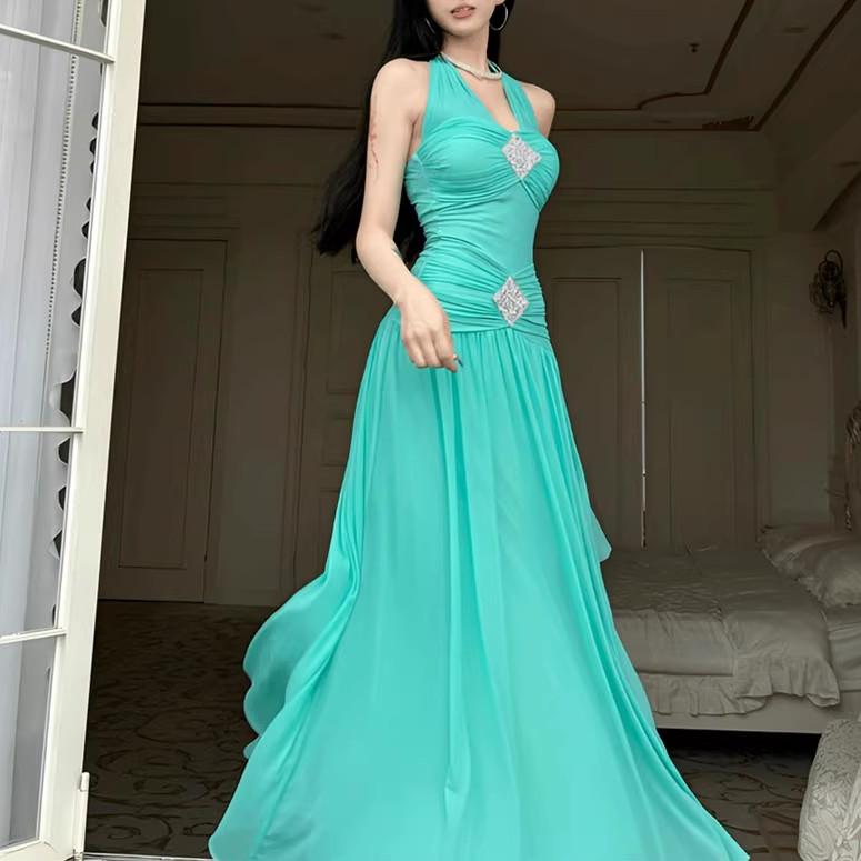 Robe d'été femme à grande taille, en maille très élastique, ornée de perles, avec un grand ourlet évasé et un décolleté licou à lacets.