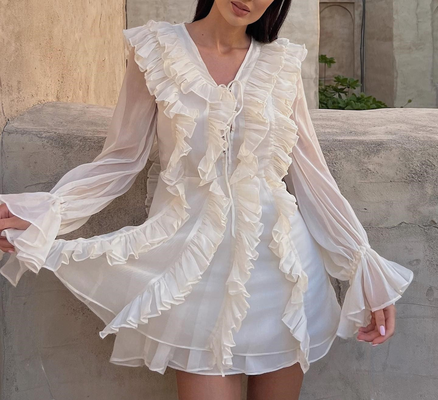 Elegantes Damenkleid mit V-Ausschnitt, Chiffon und mehrlagigen Rüschen