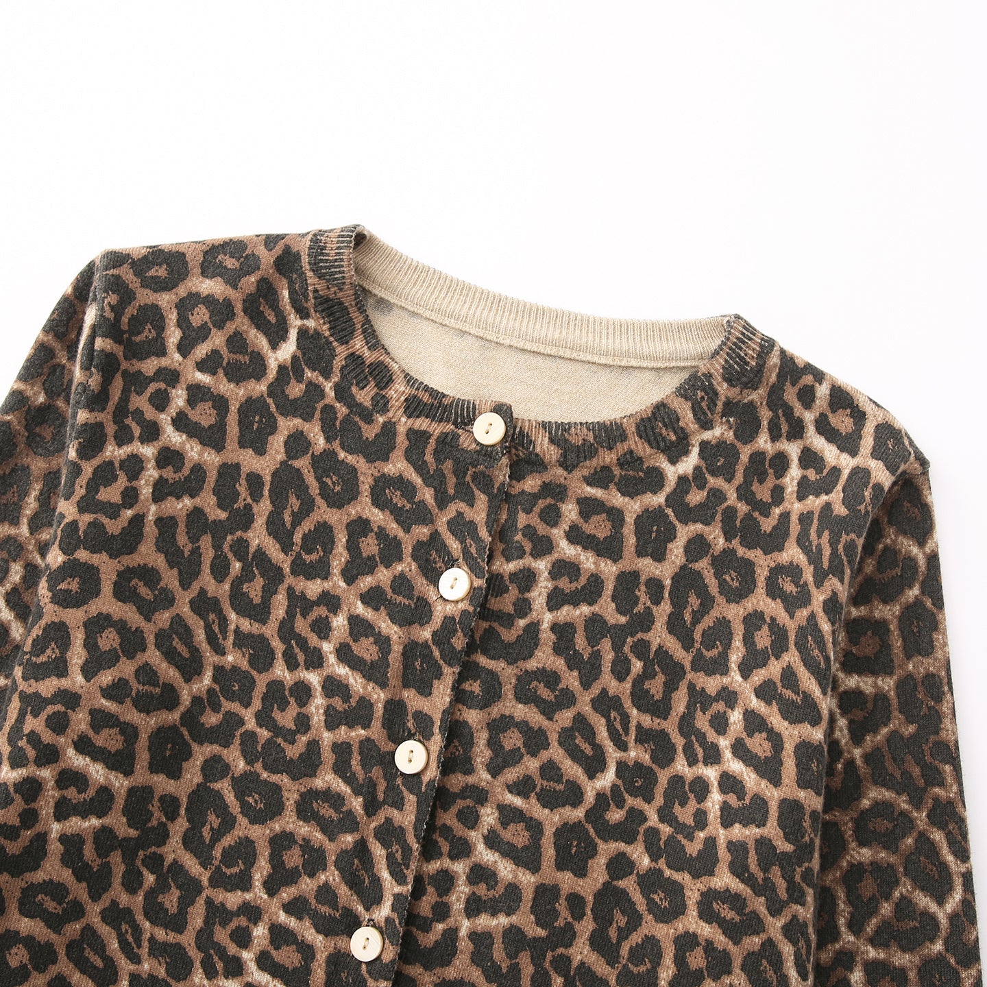 Herbst Damenbekleidung Stilvolle einfache Strickjacke mit Rundhalsausschnitt und Knopfverzierung