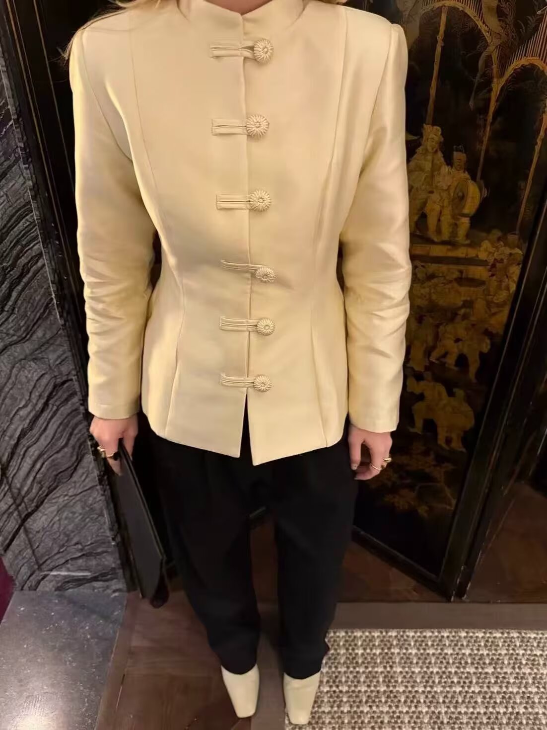 Veste en satin à col montant et boucles pour femme, manteau cintré