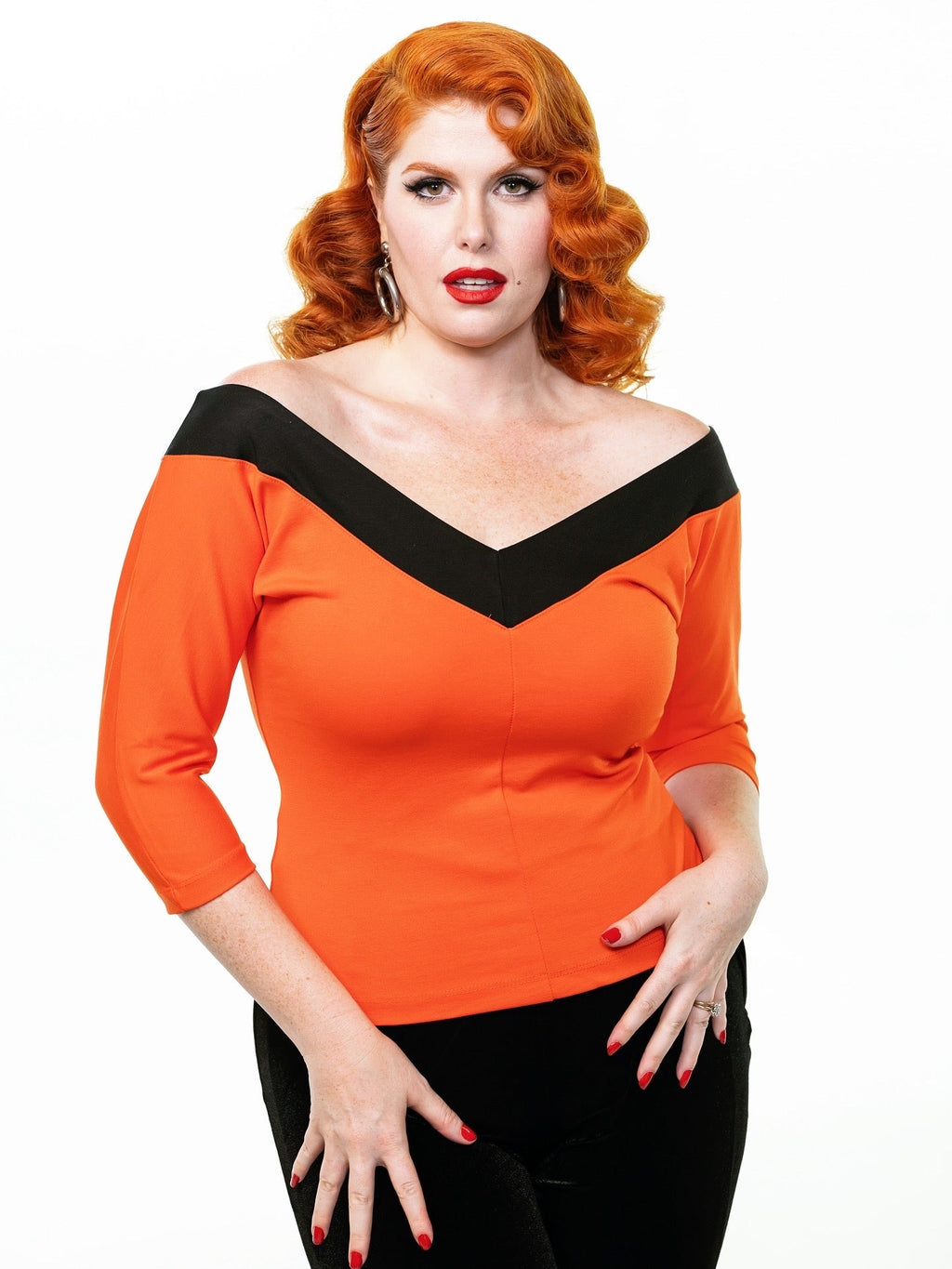 Haut V mi-siècle à rayures orange et noires