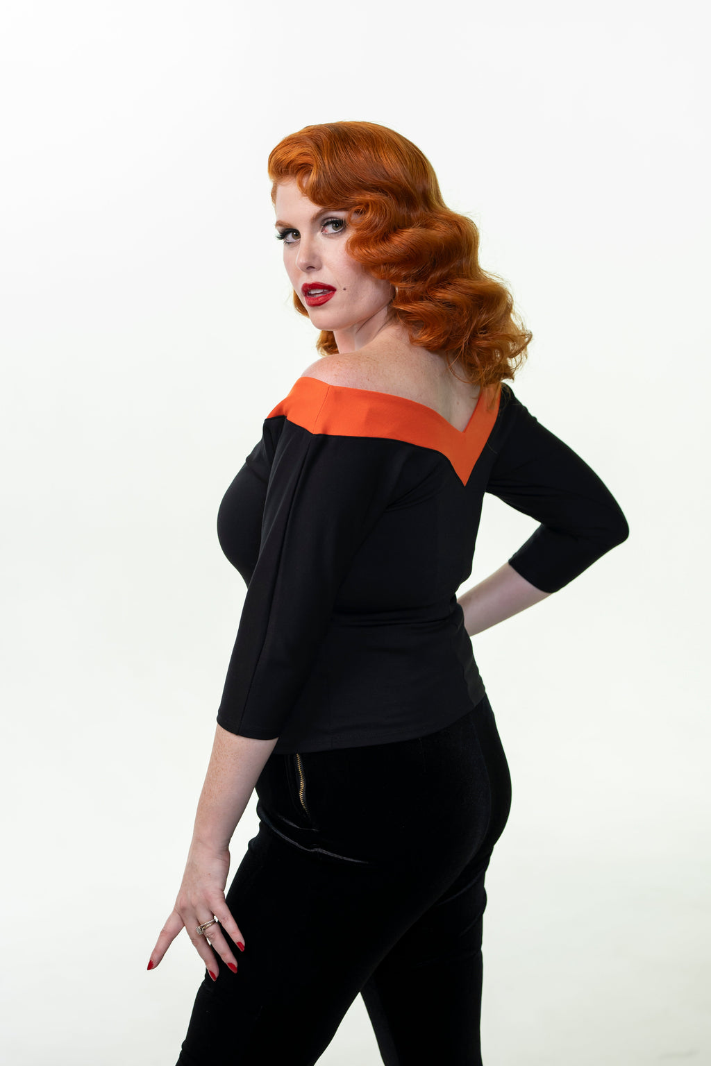 Top V mi-siècle à rayures noires et orange