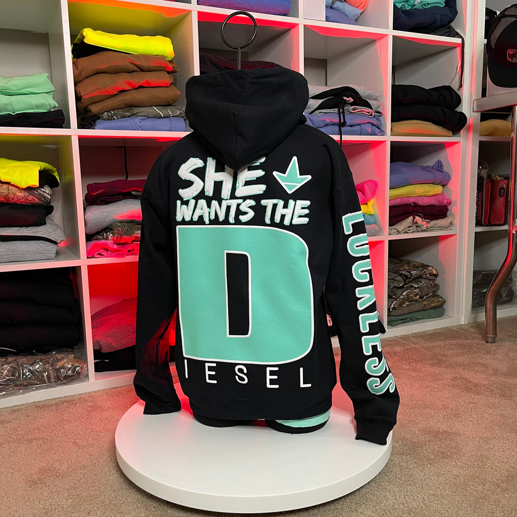 Elle veut le sweat à capuche Diesel