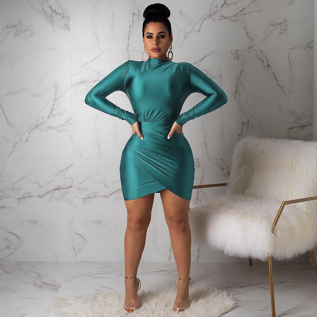 Robe de soirée moulante à manches longues, plissée à la taille et coupe ajustée