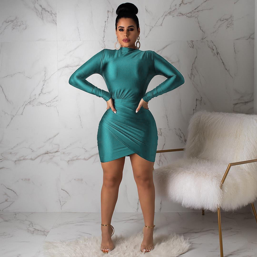 Robe de soirée moulante à manches longues, plissée à la taille et coupe ajustée