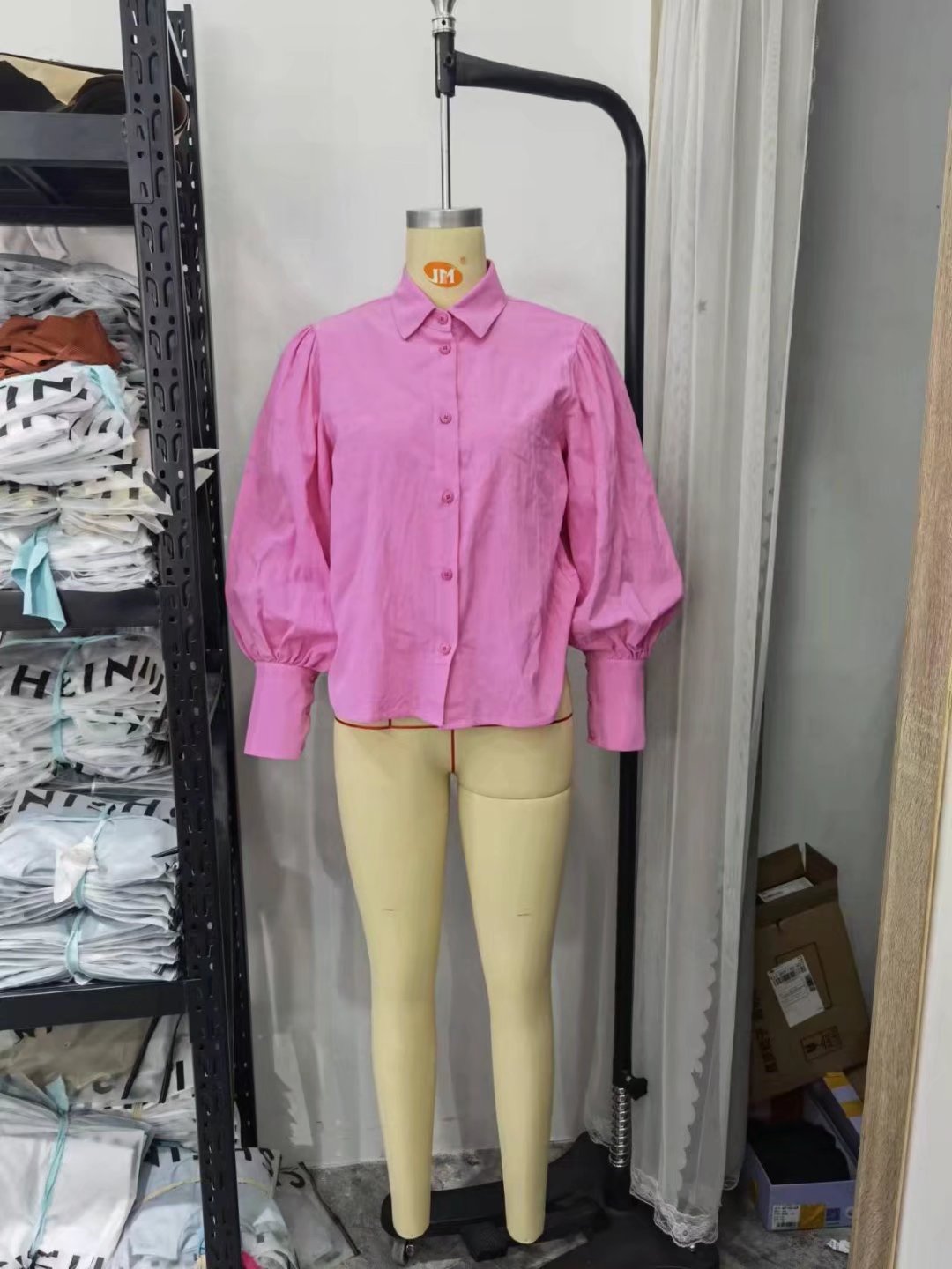 Pour chemise à manches longues en coton à col polo de couleur unie, boutonnée et à manches lanternes pour femme