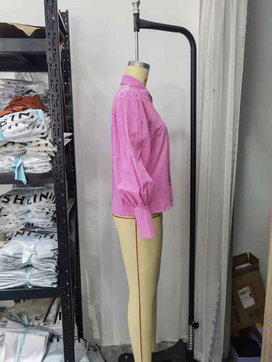 Pour chemise à manches longues en coton à col polo de couleur unie, boutonnée et à manches lanternes pour femme