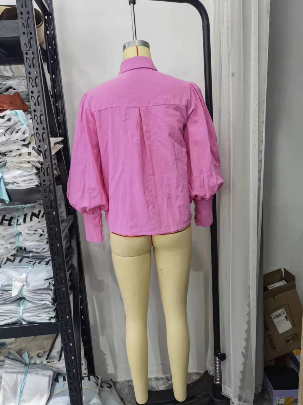 Pour chemise à manches longues en coton à col polo de couleur unie, boutonnée et à manches lanternes pour femme