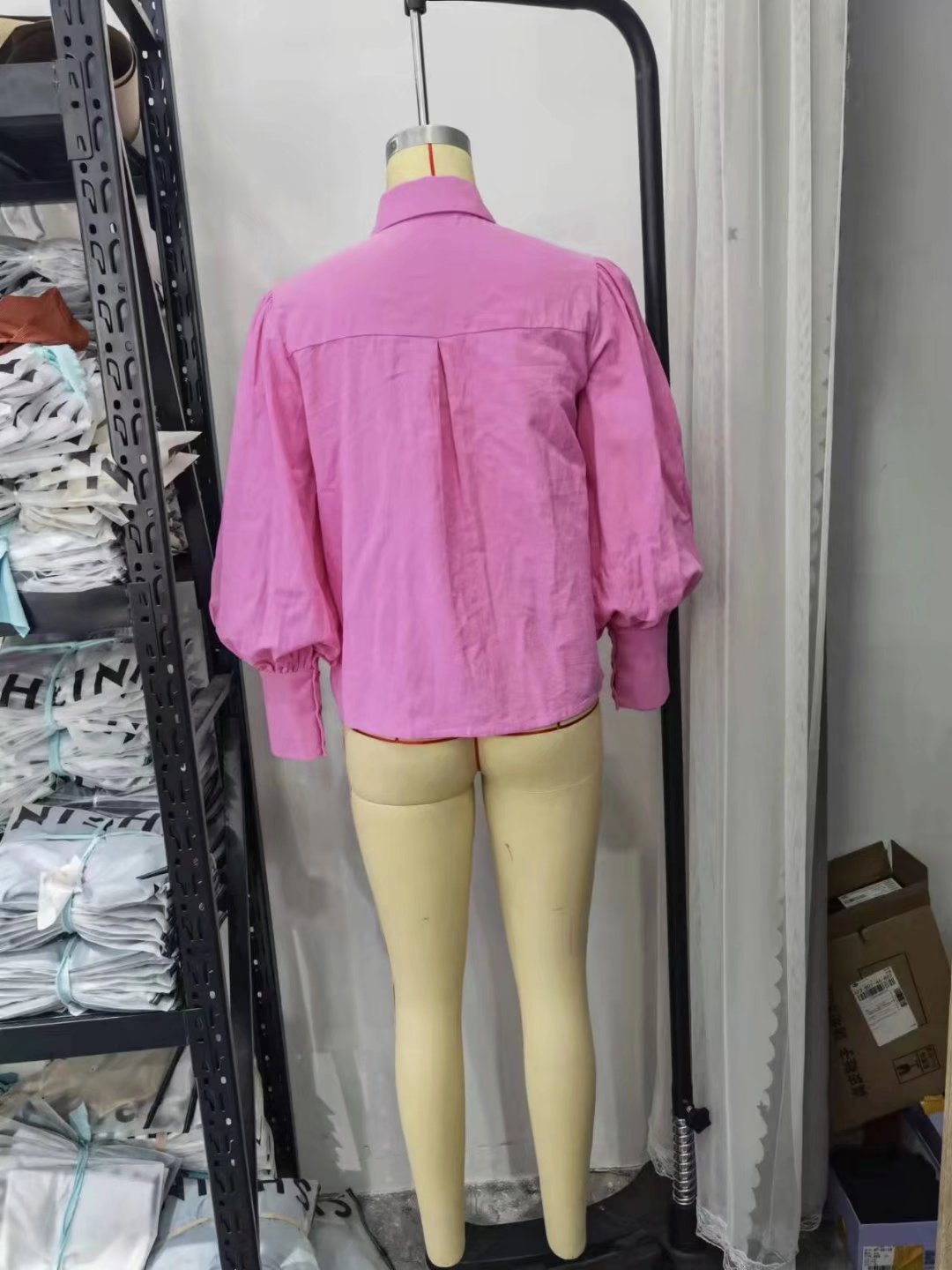 Pour chemise à manches longues en coton à col polo de couleur unie, boutonnée et à manches lanternes pour femme