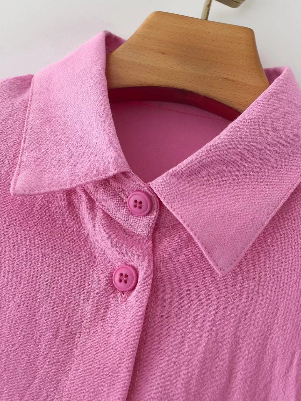 Pour chemise à manches longues en coton à col polo de couleur unie, boutonnée et à manches lanternes pour femme