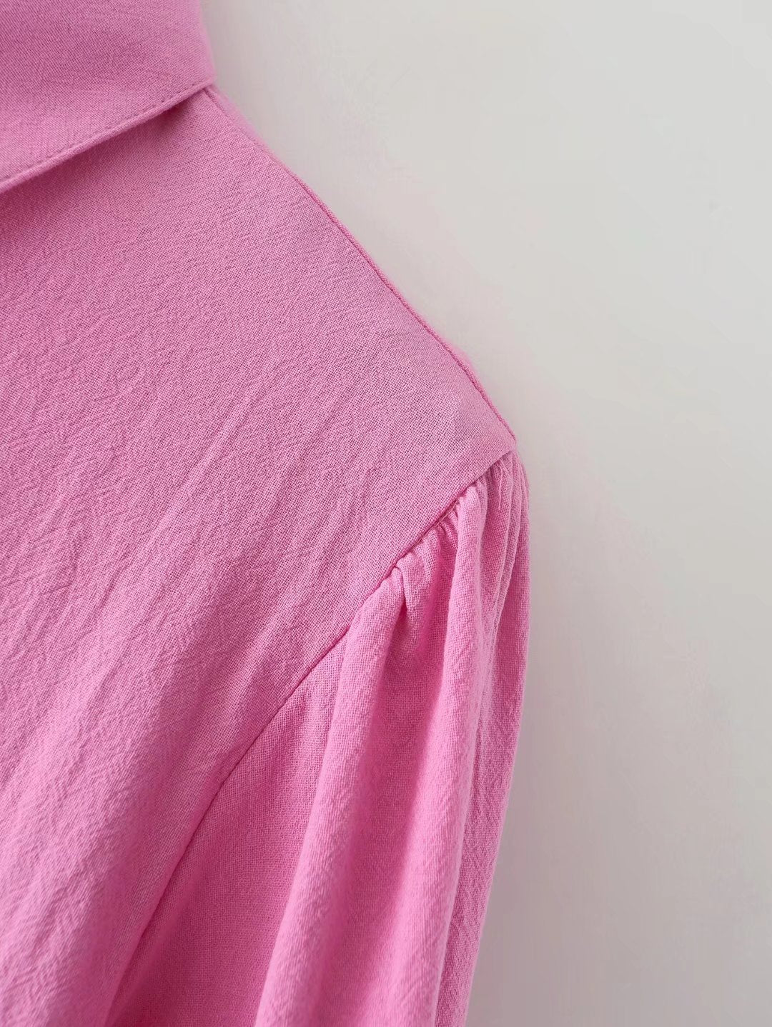 Pour chemise à manches longues en coton à col polo de couleur unie, boutonnée et à manches lanternes pour femme