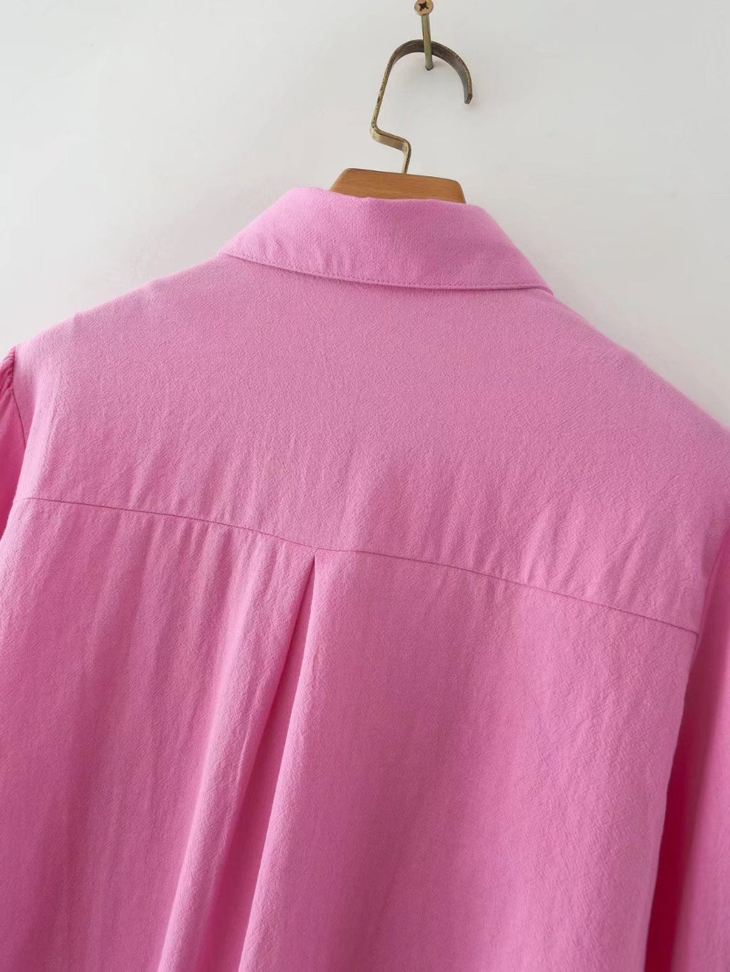 Pour chemise à manches longues en coton à col polo de couleur unie, boutonnée et à manches lanternes pour femme
