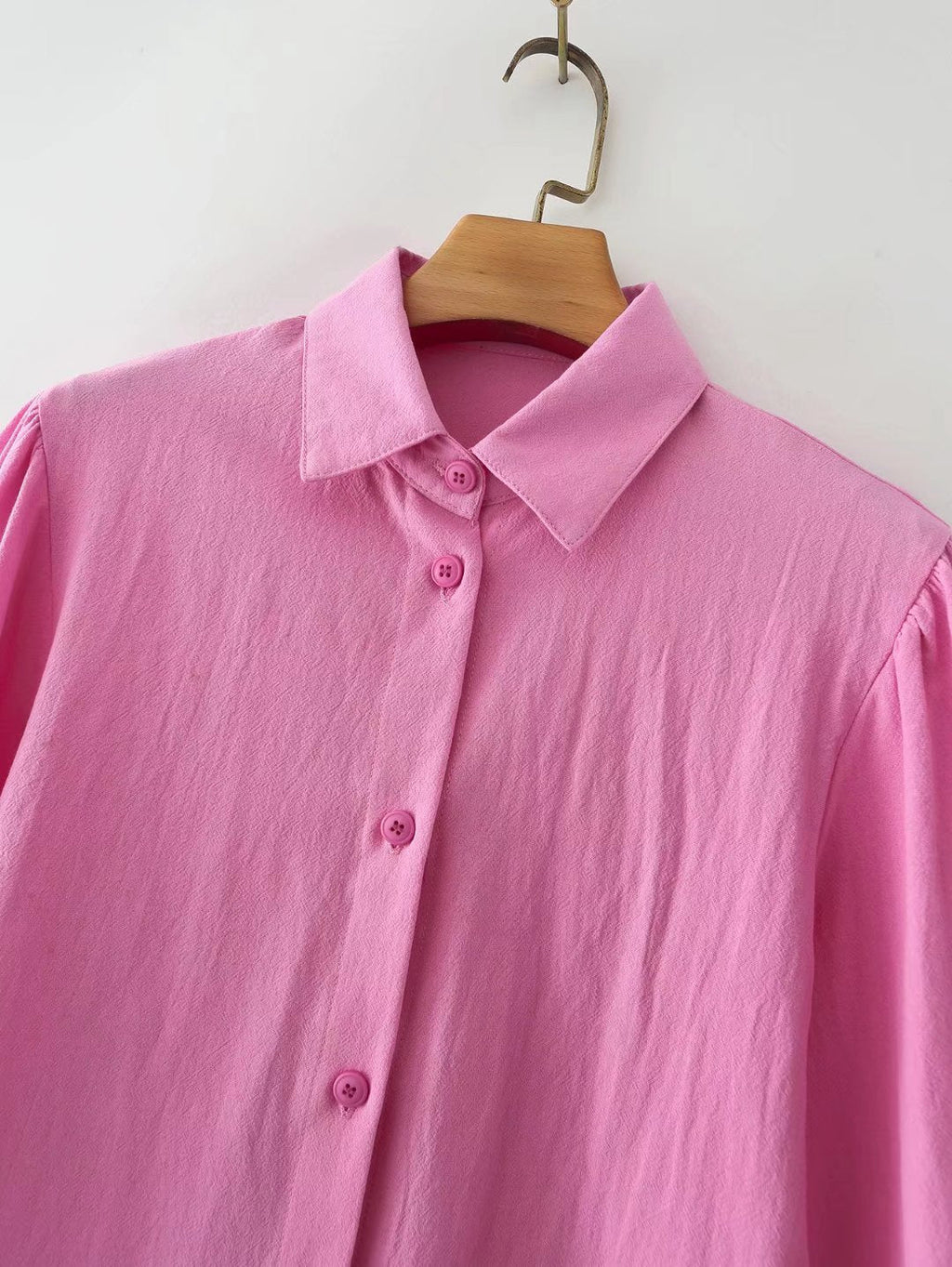 Pour chemise à manches longues en coton à col polo de couleur unie, boutonnée et à manches lanternes pour femme