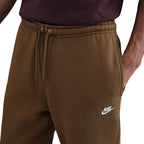 Nike Herren Club Jogginghose mit offenem Saum - Braun