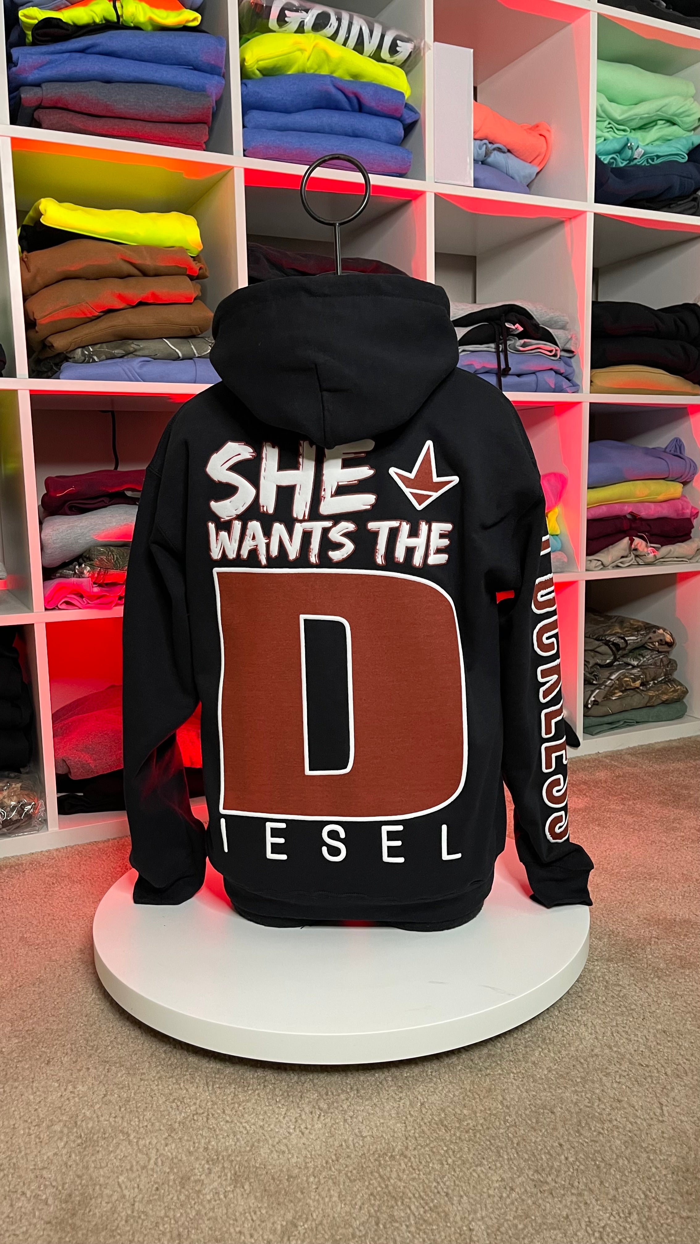 Elle veut le sweat à capuche Diesel