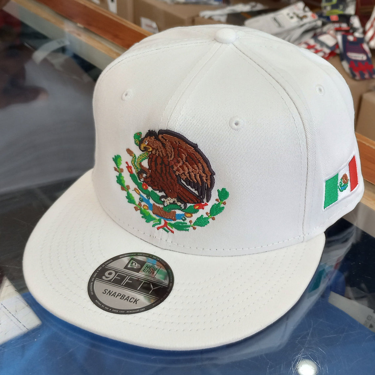Casquette SnapBack blanche New Era Mexico, avec écusson et drapeau brodés