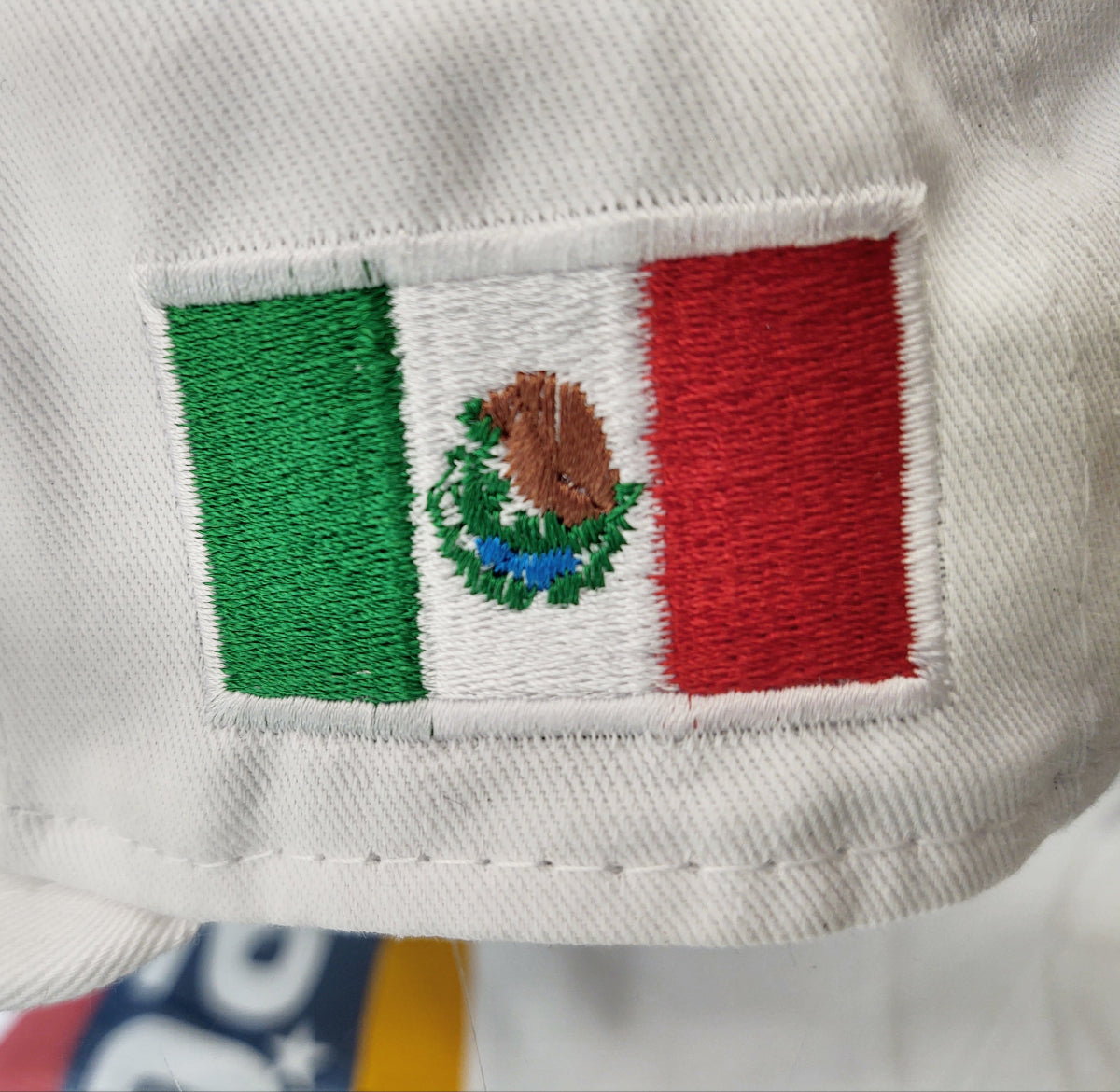 Casquette SnapBack blanche New Era Mexico, avec écusson et drapeau brodés