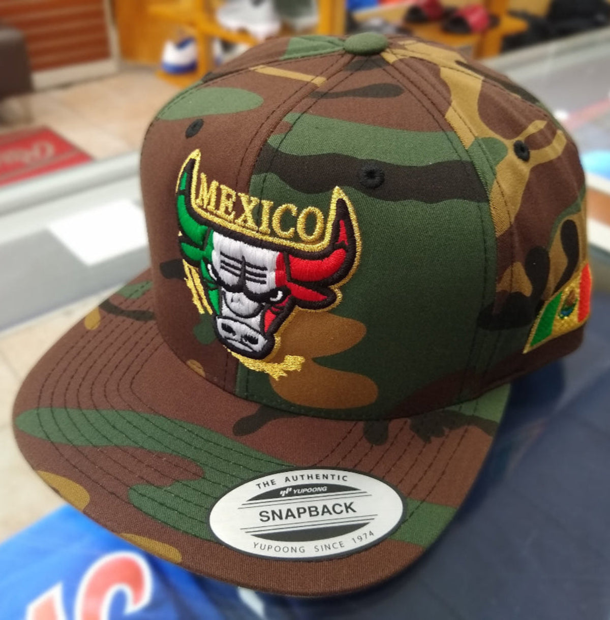 Bestickte SnapBack Cap mit mexikanischem Stier-Logo und Camouflage-Muster