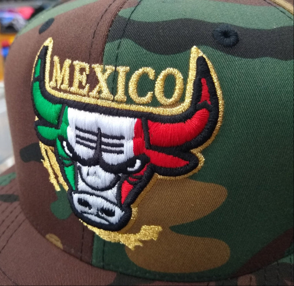 Bestickte SnapBack Cap mit mexikanischem Stier-Logo und Camouflage-Muster