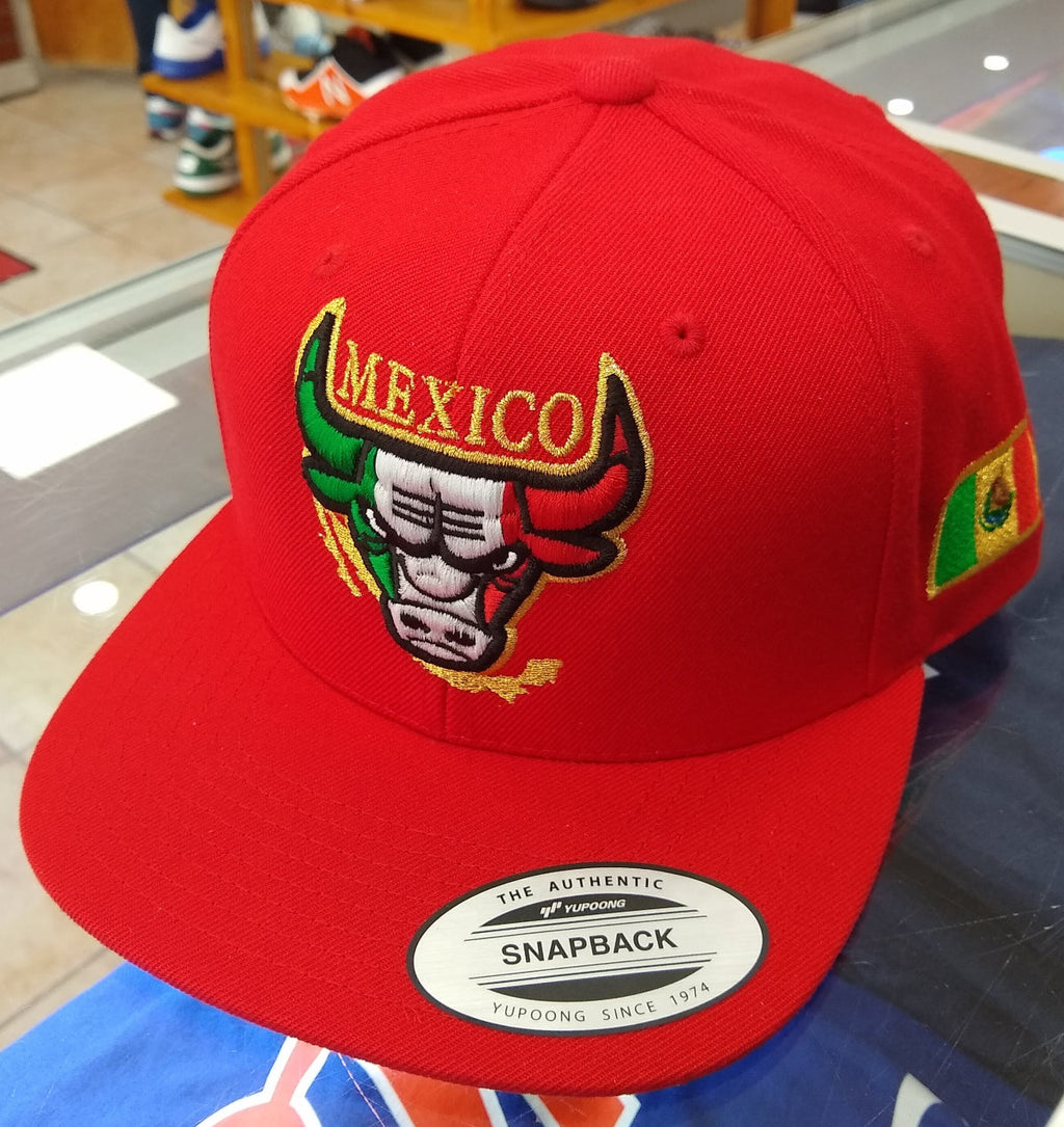 Bestickte SnapBack Mexikanischer Stier Logo Rote Kappe