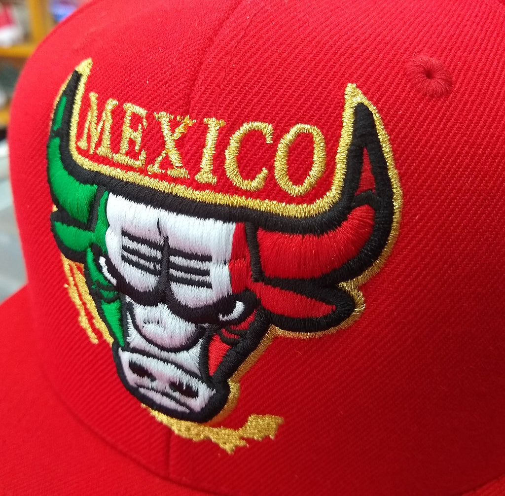Bestickte SnapBack Mexikanischer Stier Logo Rote Kappe