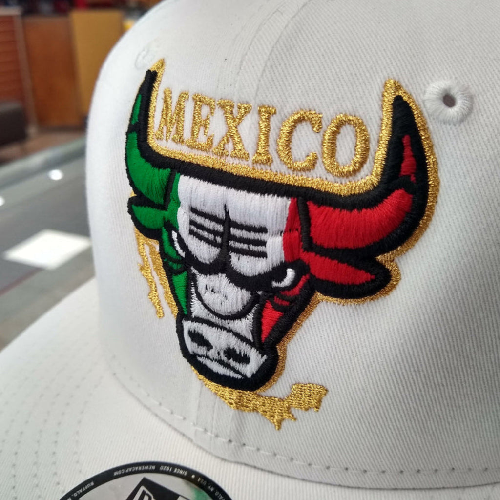 Casquette New Era brodée SnapBack avec logo taureau mexicain blanche