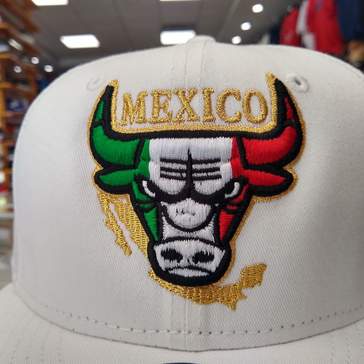 Casquette New Era brodée SnapBack avec logo taureau mexicain blanche