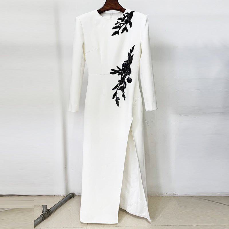 Robe longue fendue à manches longues, brodée de perles et motifs floraux