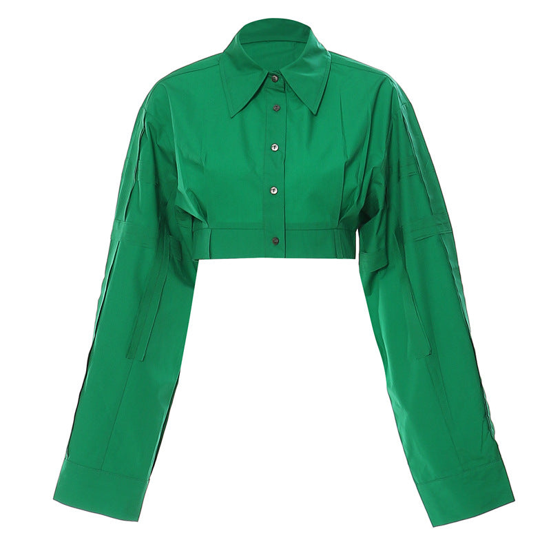 Haut court personnalisé pour femme, collection automne-hiver, avec coutures décoratives.