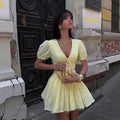 Robe d'été courte en pur coton jaune, brodée, lacée, taille ajustée, sexy