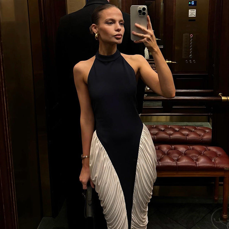 Robe fourreau moulante plissée à col licou et dos nu contrastant pour femme