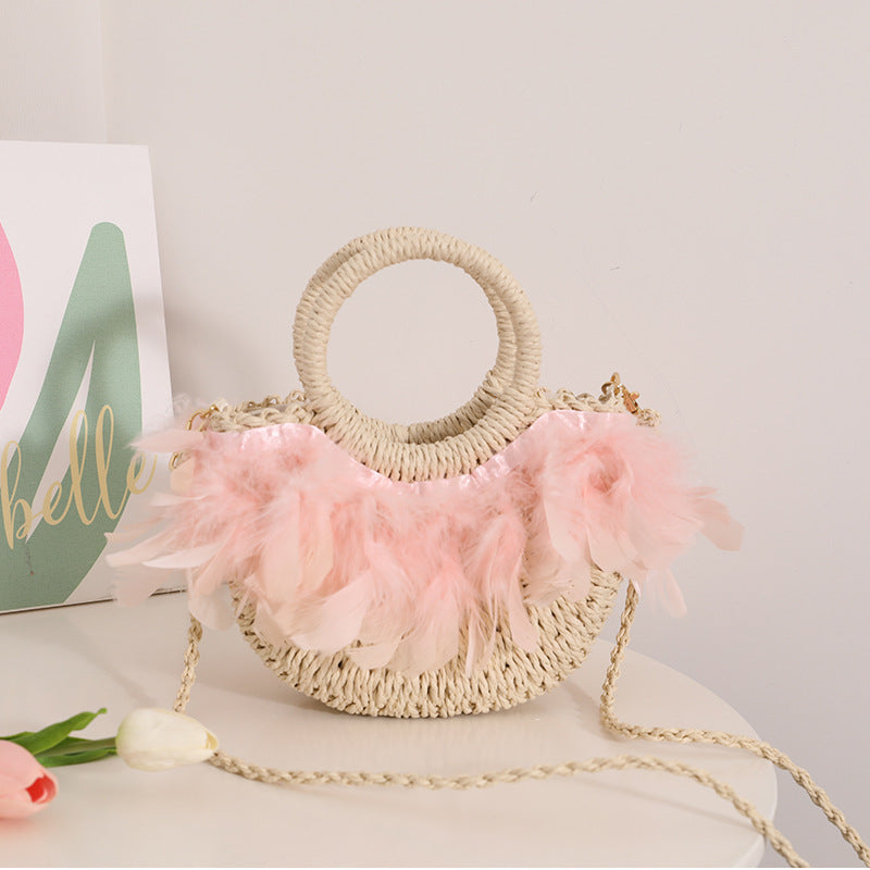 Fairy Feather Umhängetasche aus Stroh, süße tragbare halbkreisförmige Strohtasche, gewebte Tasche, Rattan-Webtasche, Strandtasche für den Urlaub am Meer