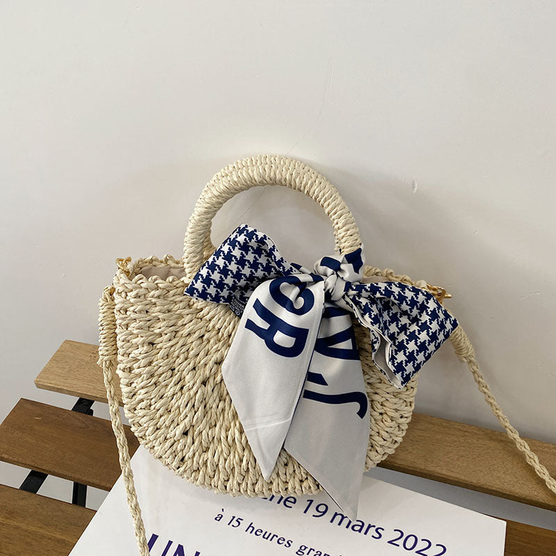 Süße Umhängetasche aus Stroh mit kariertem Schal Tragbare Strohtasche Gewebte Tasche Strandtasche Urlaubs-Damentasche im Mori-Stil