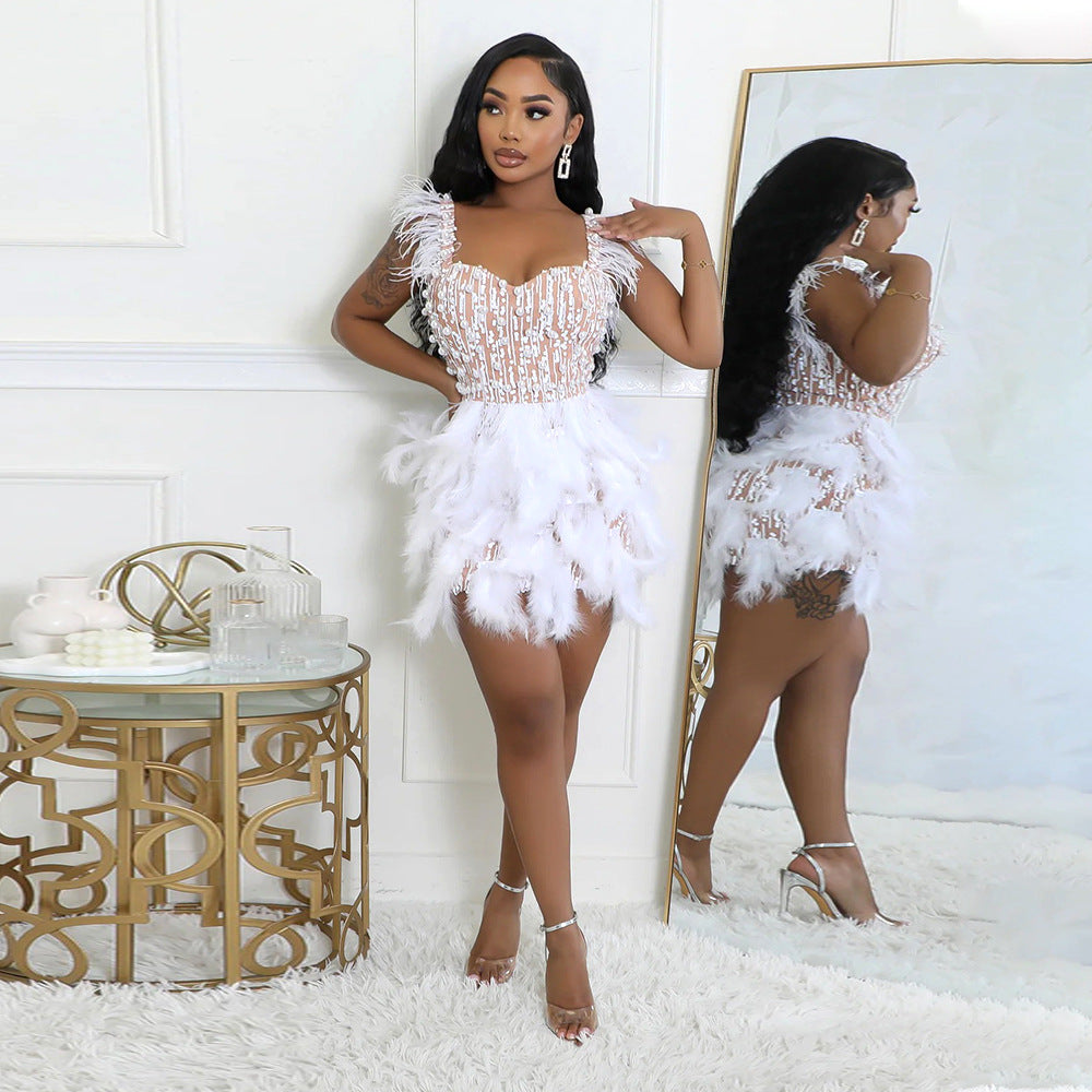 Robe Courte Luxe Col en V, Taille Cintrée, Ornée de Perles et Plumes