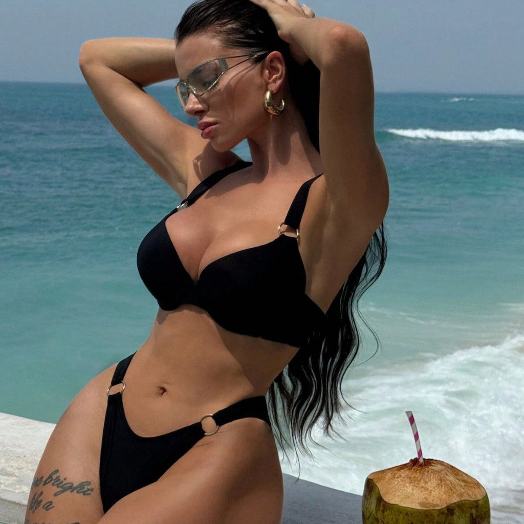 Einfarbiger Hartschalen-Bikini mit geteiltem Schnitt