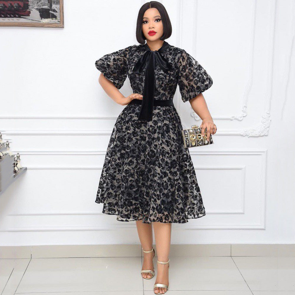 Sommer Elegantes Kleid mit Stehkragen, schwarzem Flockdruck, verschlüsseltem Netzstoff, geschnürter Spitze und schlankmachendem Schnitt