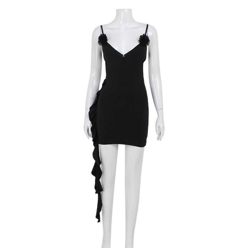 Sexy, tief ausgeschnittenes Trägerkleid mit Schleifenband, Cut-Out und Rückenausschnitt, figurschmeichelnde Passform an der Hüfte