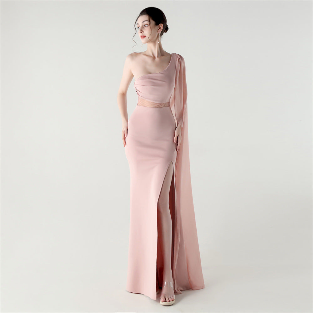 Robe de cocktail slim en satin avec coutures en maille et motif bandoulière asymétrique