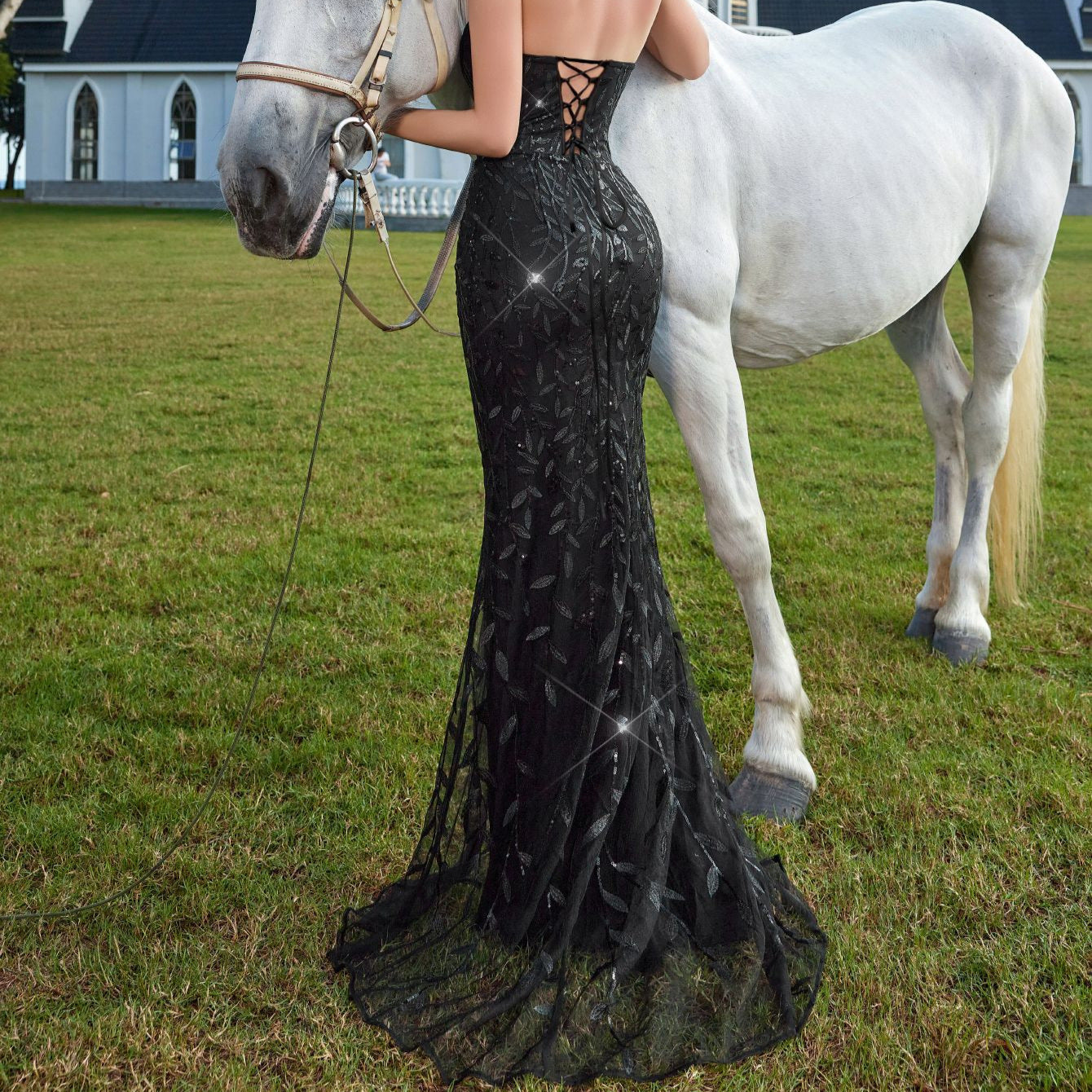 Robe de soirée moulante longue en dentelle à paillettes, coupe droite, taille haute, avec fente et décolleté ajouré, idéal pour les cocktails