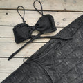 Rein schwarzer dreieckiger Bikinibund, tief sitzende geteilte Badebekleidung, Damen-Sexy-Rock, dreiteiliges Set