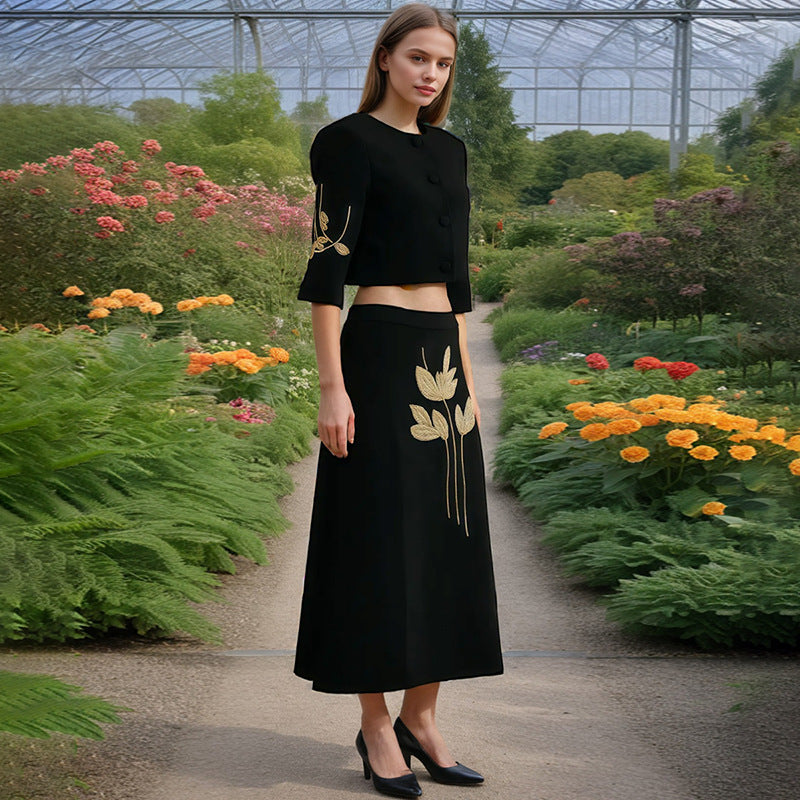 Elegantes zweiteiliges Damen-Set mit besticktem Oberteil und hochtailliertem Blumenrock für den Frühling
