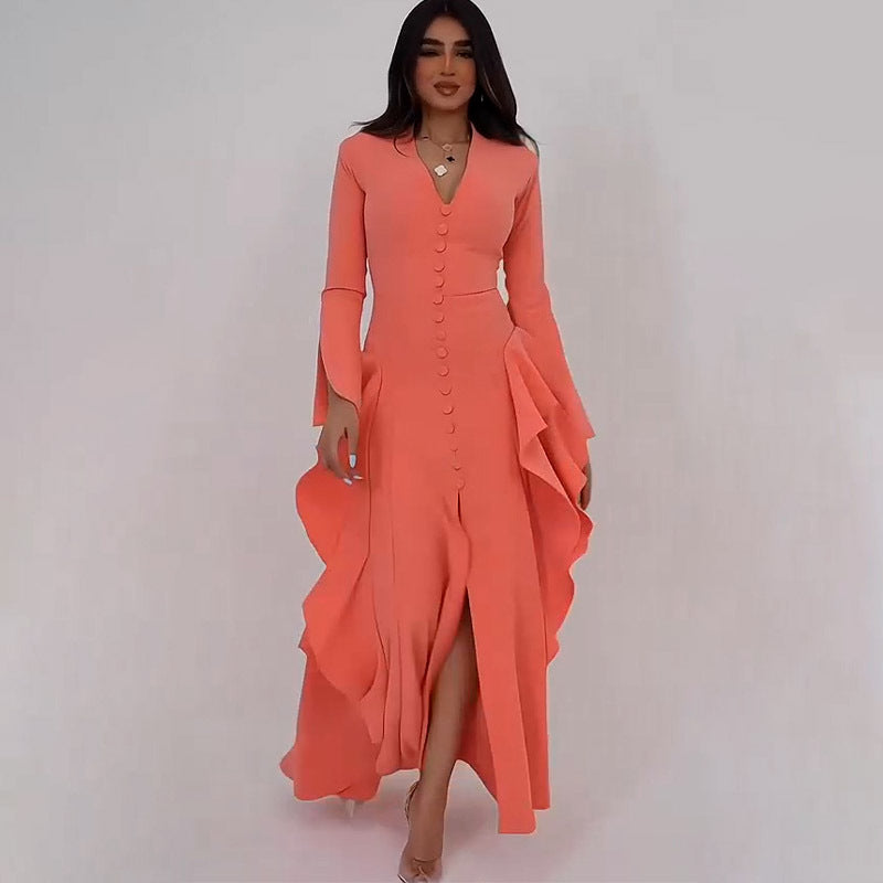 Sommerkleid mit V-Ausschnitt, langem Schlitz, eleganten Rüschen