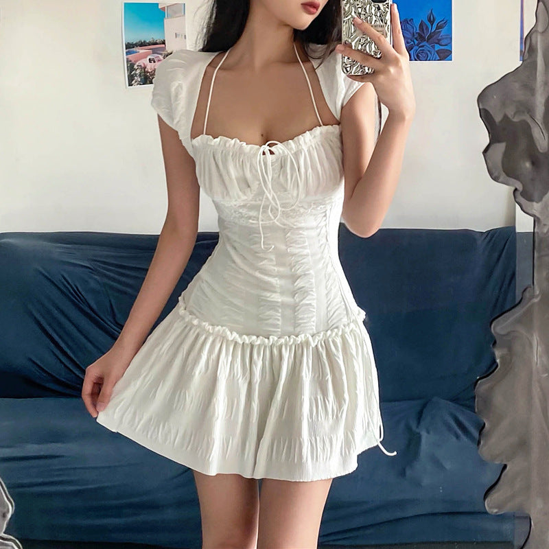 Sommerliches, sexy französisches Kleid mit tiefem, eckigem Ausschnitt, Neckholder, Schnürdesign und kurzen Ärmeln, plissiertes Kleid für Damen