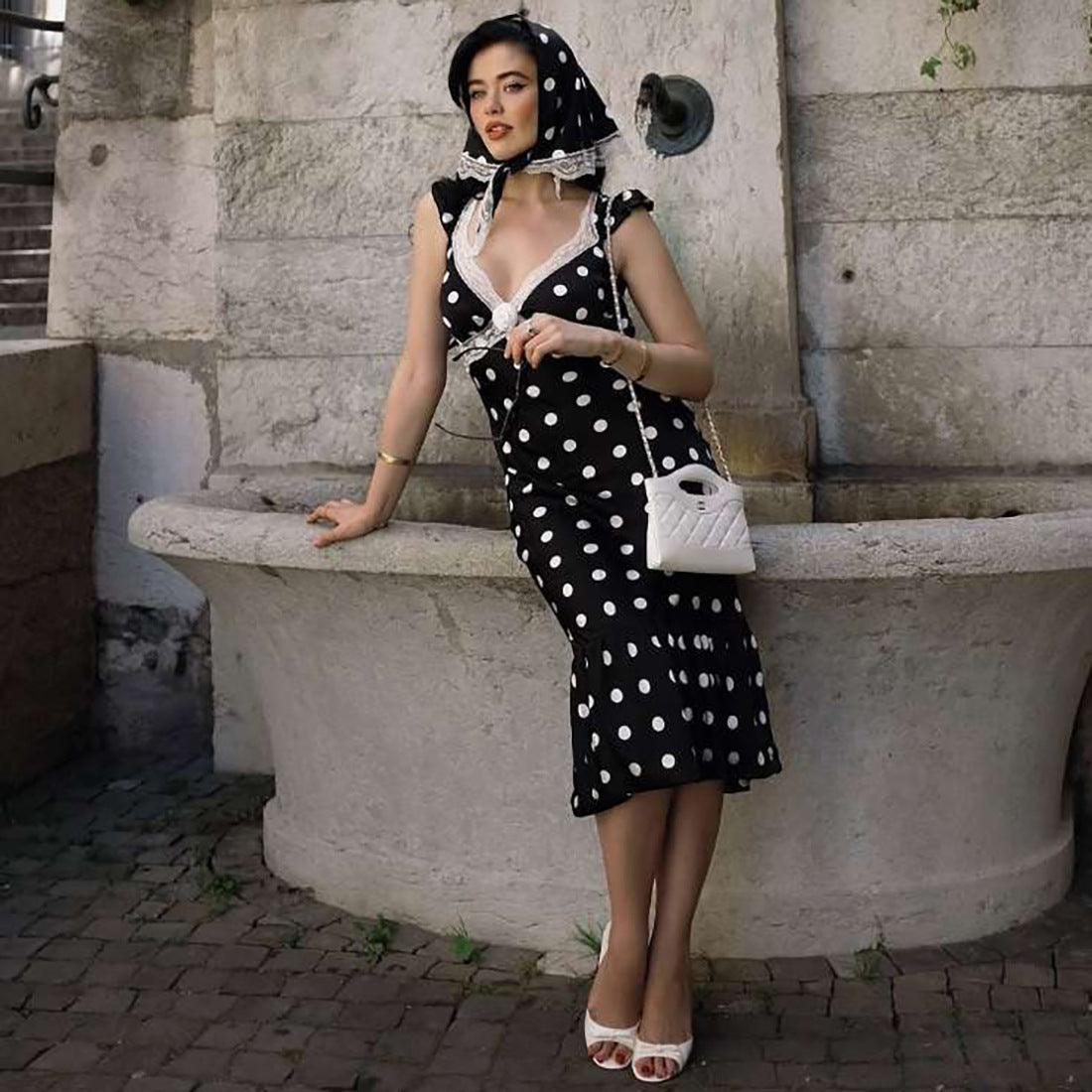 Vêtements pour femmes Automne Élégance Rétro Col en V Coupe ajustée Sexy Robe dos nu en dentelle à pois Femmes
