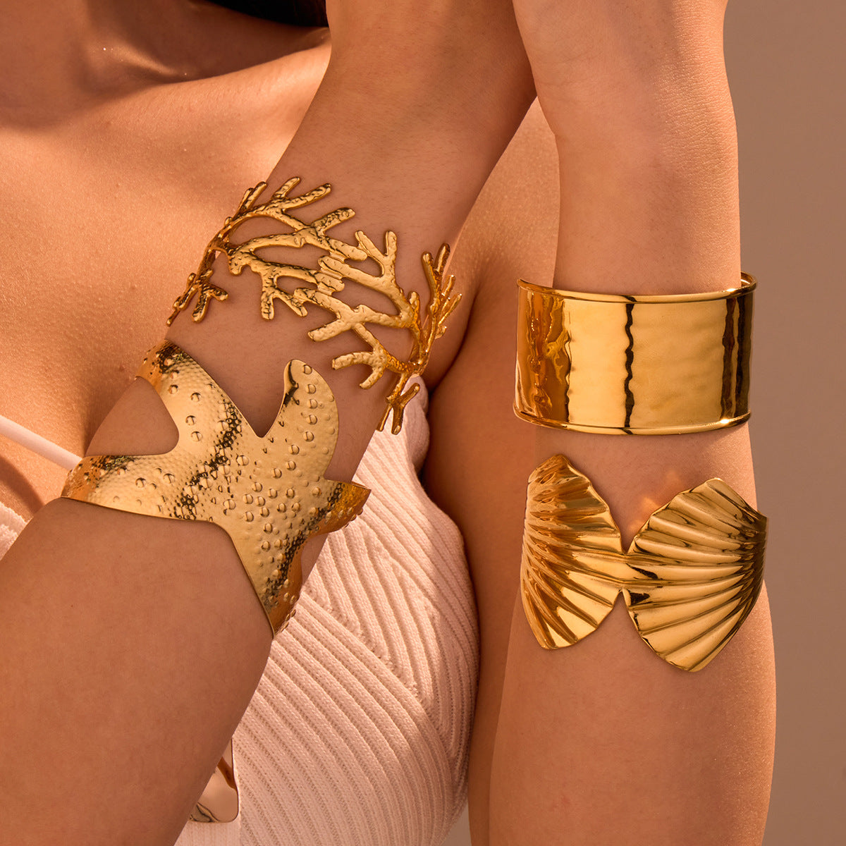 Bracelet en Acier Inoxydable et Titane Plaqué Or 18 Carats avec Thème Océan, Étoile de Mer et Coquillage Exagérés
