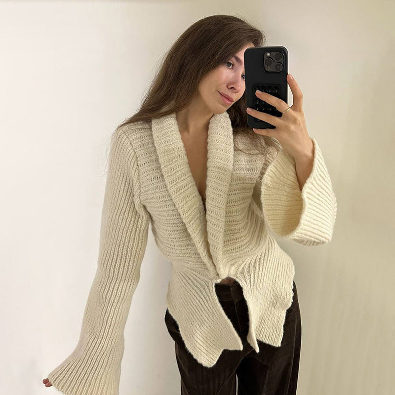 Manteau cardigan ample à découpes sexy et col plongeant en V profond pour femme, collection automne-hiver.