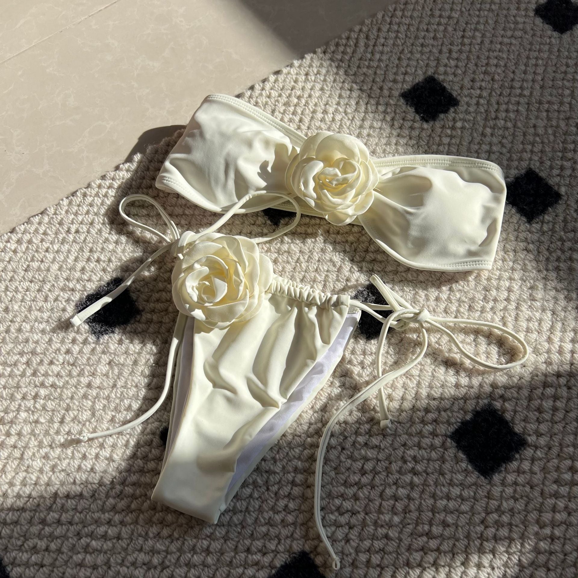 Maillot de bain bikini fendu avec haut tube rose uni et cordon de serrage