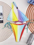 Regenbogenfarbener, mehrfarbiger, sexy Bikini mit schräger Schulter und dreieckiger Badetasche